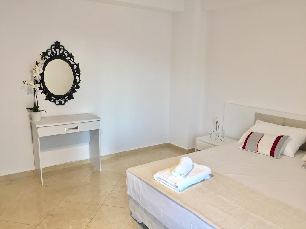 Sea And Sun Apartments Sarande Room photo