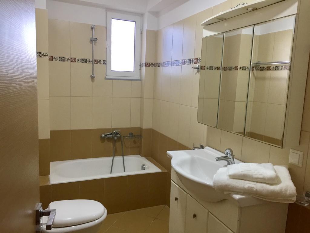 Sea And Sun Apartments Sarande Room photo